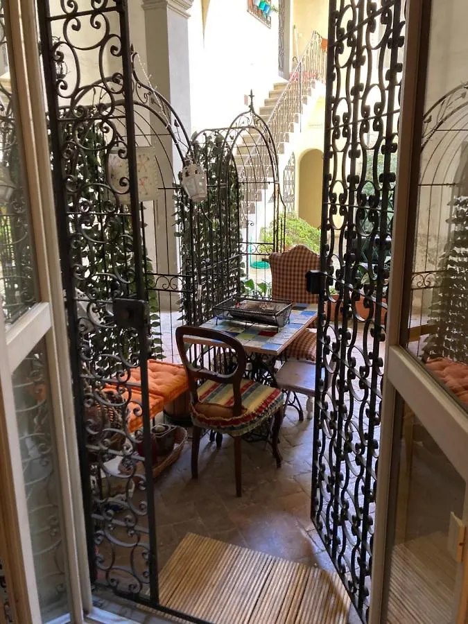 Hand Decorated House With Court Φλωρεντία 0*,