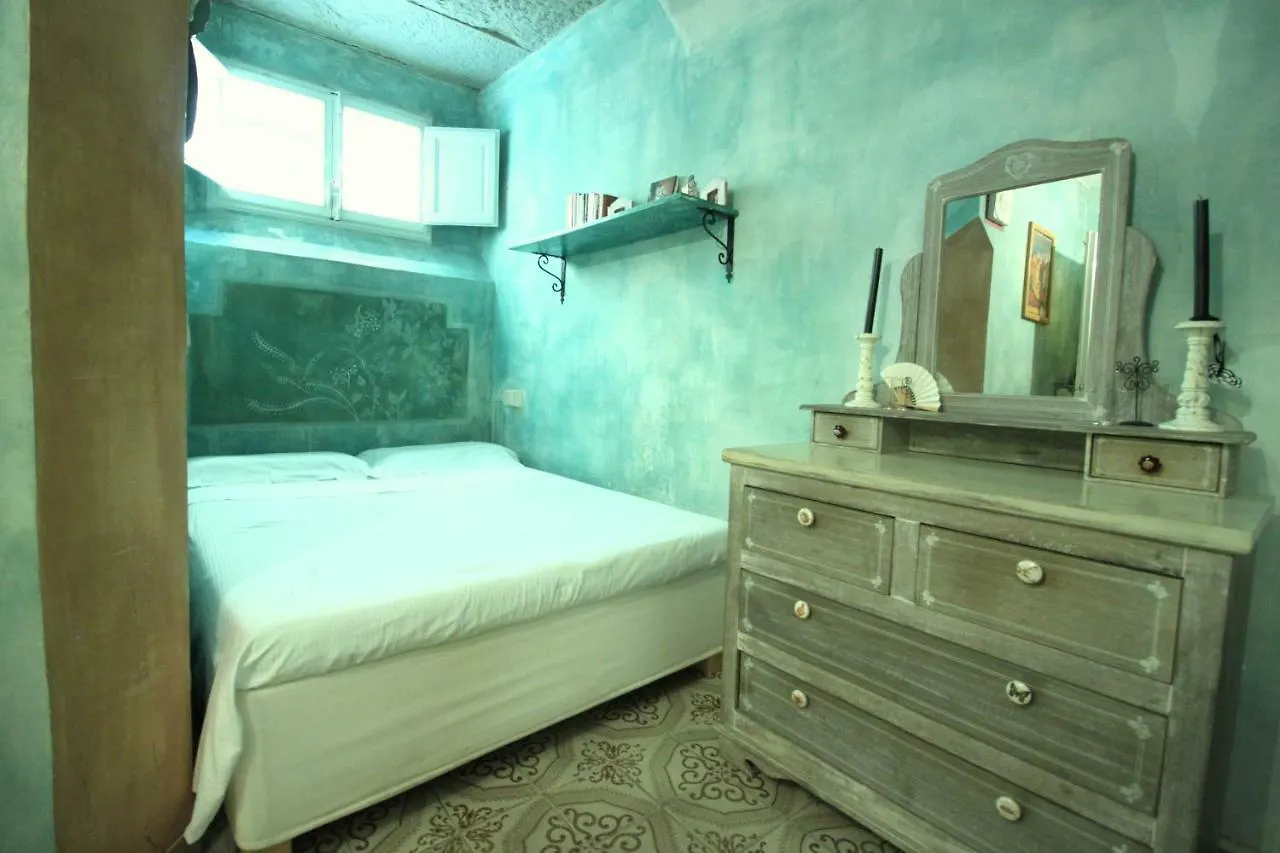 Hand Decorated House With Court Florencja