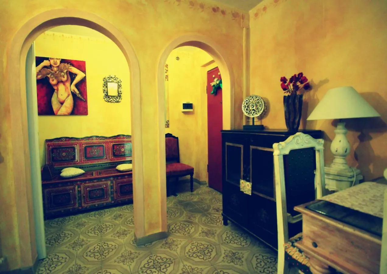 Hand Decorated House With Court Florencja Włochy